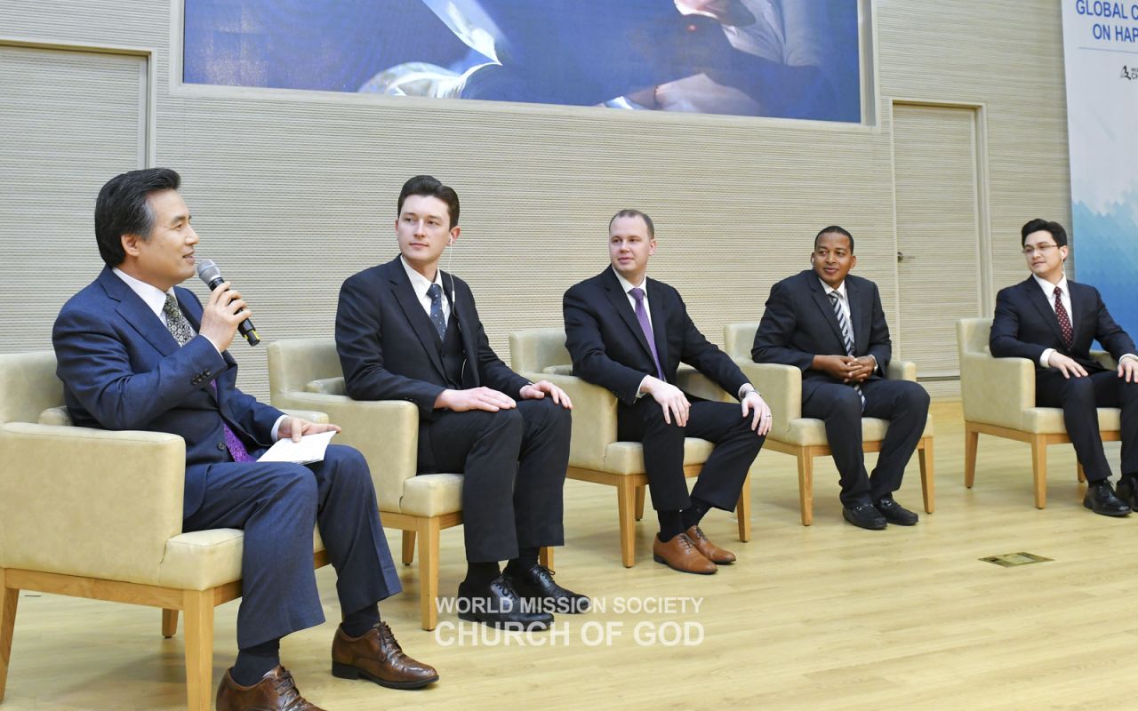 General Pastor Kim Joo-cheol speaks at the “Global Conference on Happy Family” as chairman.