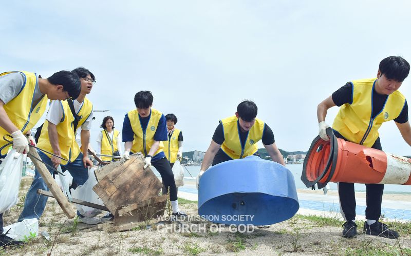 파일:2024-플라스틱발자국지우기 캠페인-환경의 날 기념 탄소저감활동-부산기장교회-일광해수욕장.jpg