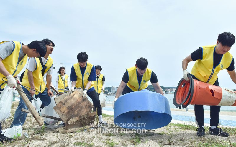 파일:2024-플라스틱발자국지우기 캠페인-환경의 날 기념 탄소저감활동-부산기장교회-일광해수욕장.jpg