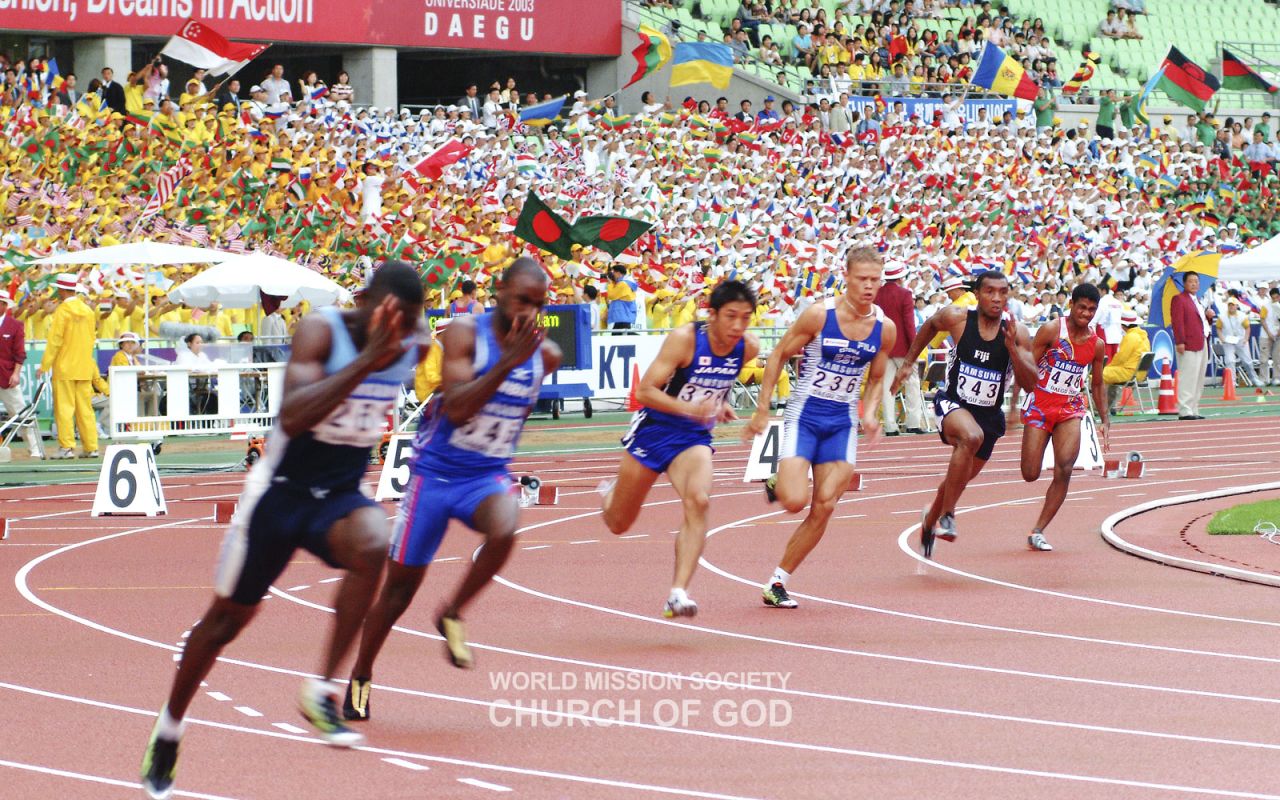 육상 경기를 치르는 선수들을 응원하는 오라 서포터즈