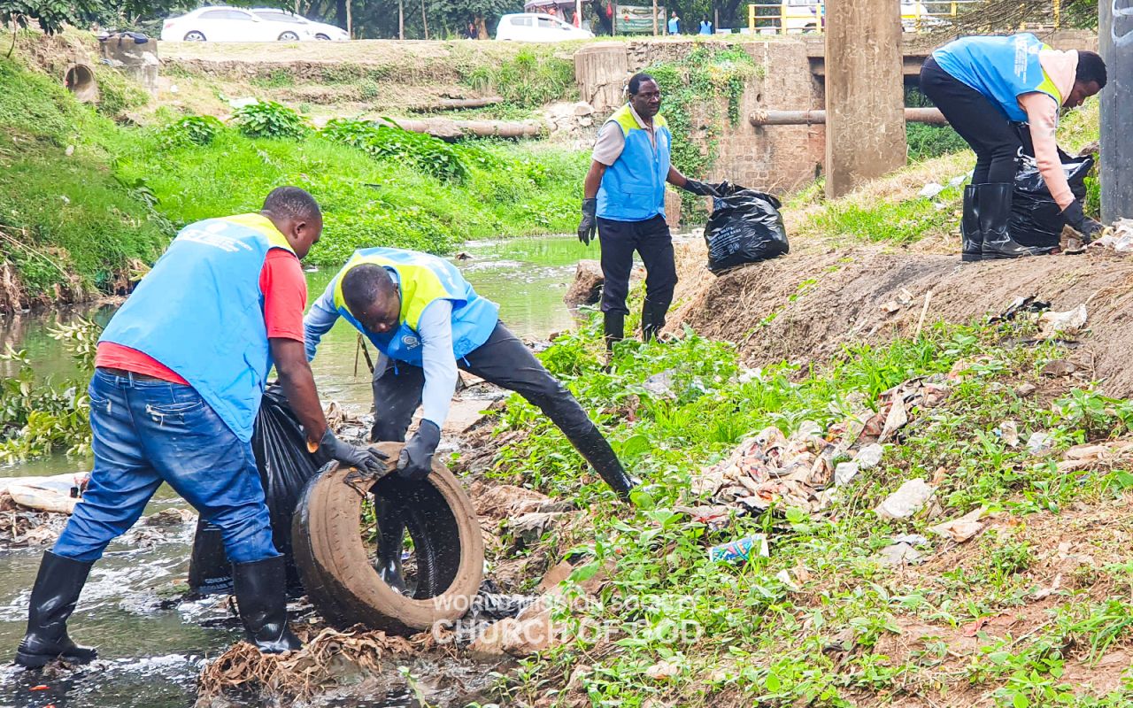 ASEZ members working to clean up the Nairobi River
