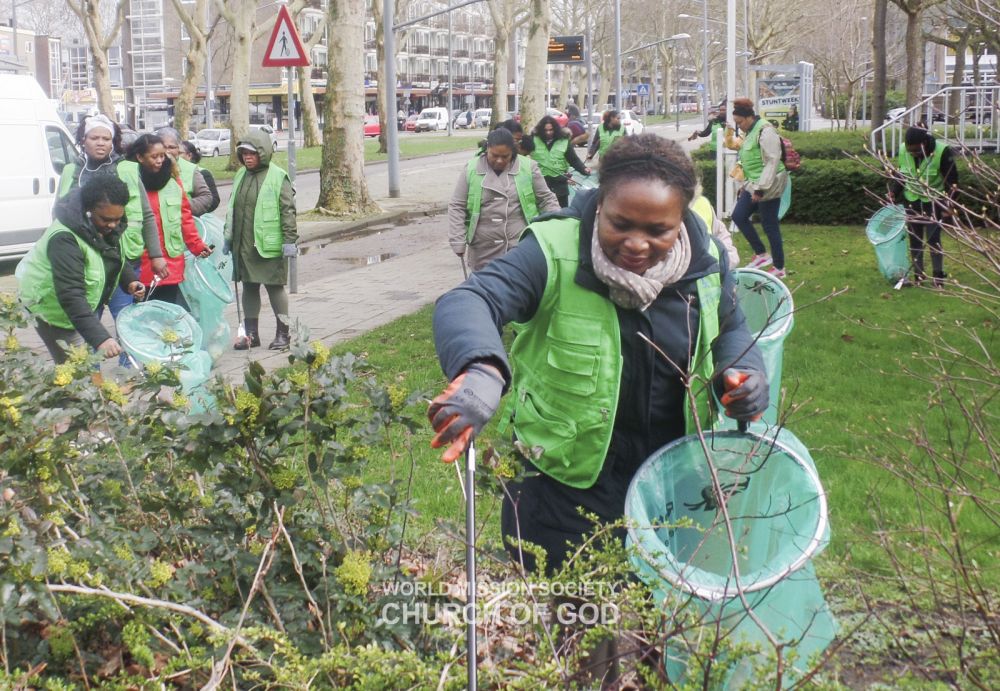 The 5,578th Worldwide Environmental Cleanup in Pendrecht, Rotterdam)