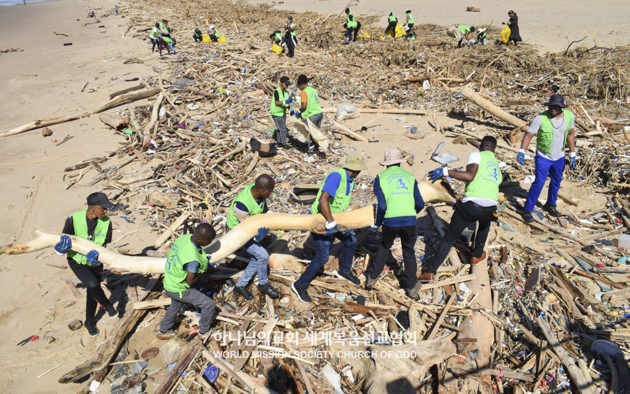 컨트리클럽 해변 수해복구에 나선 더반교회 성도들