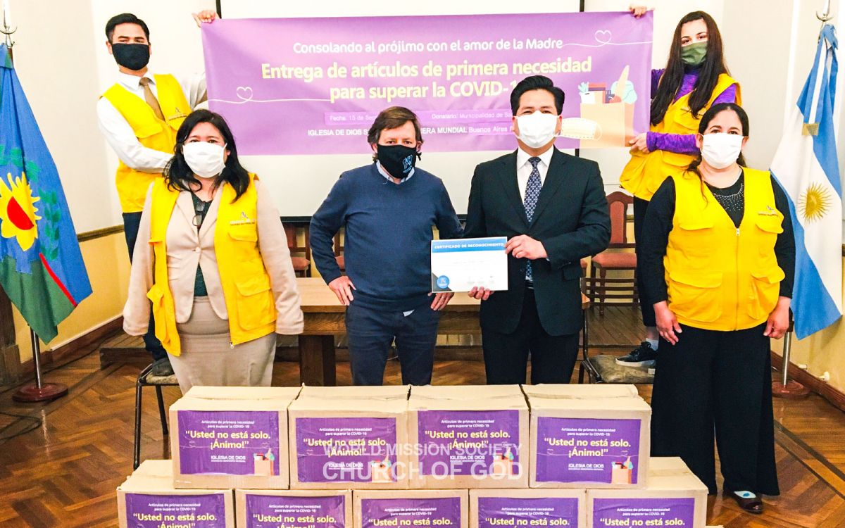 코로나19 팬데믹으로 어려운 이웃을 위한 식료품 기부