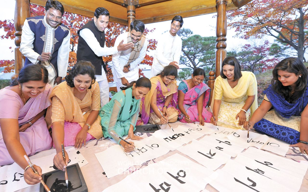 Members who visited Korea from India enjoy their calligraphy experience.