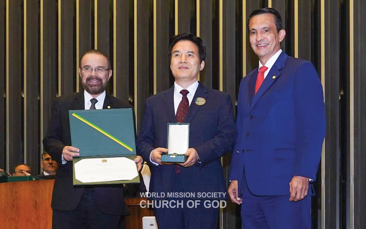 On December 7, 2022, General Pastor Kim Joo-cheol (center) received the Medal of Legislative Merit on behalf of the Church of God at the Brazilian National Assembly building.