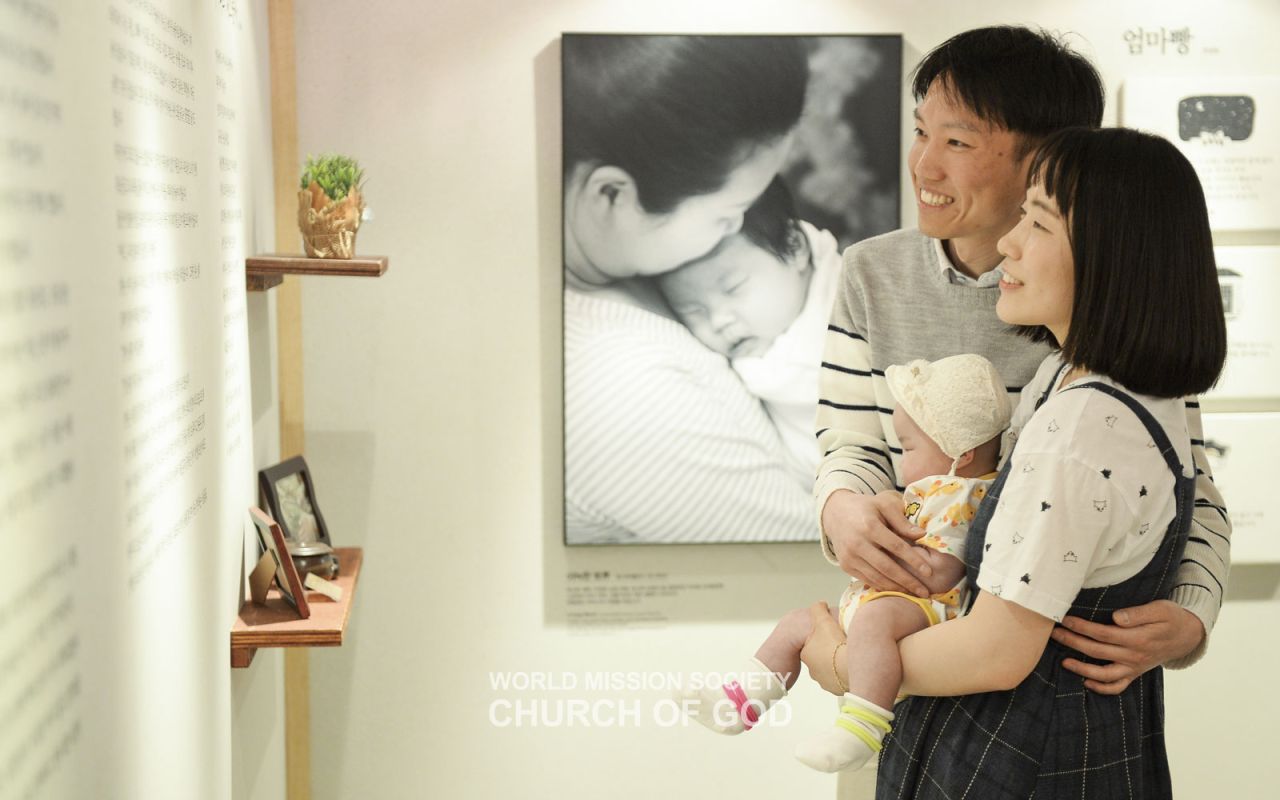 어머니전을 함께 관람하는 가족