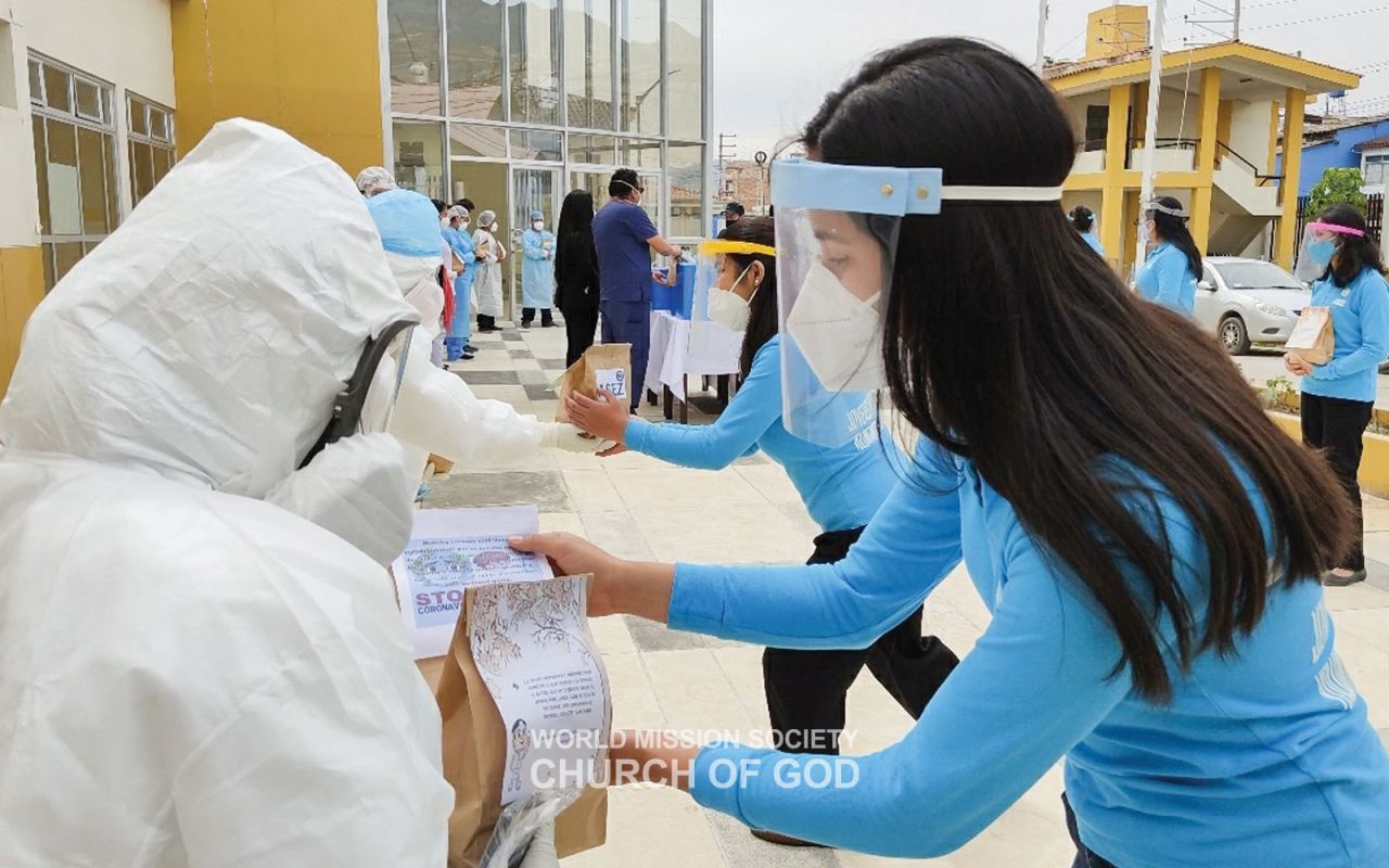 In October 2020, ASEZ members from Cajamarca, Peru, deliver support kits and letters to Simón Bolívar Hospital.