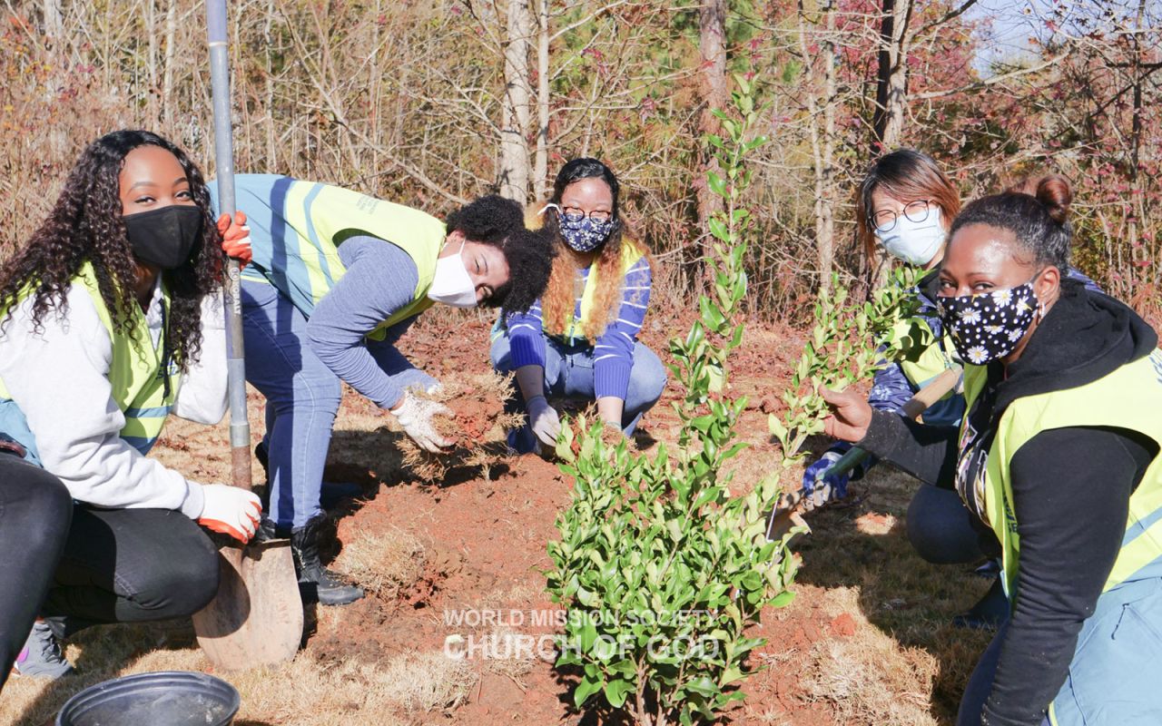 로건빌 시청 부지에 나무를 심는 애틀랜타 ASEZ WAO 회원들