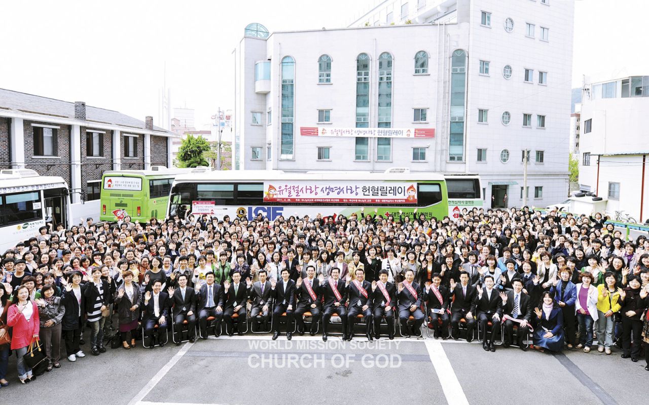 Members in Busan area participate in the blood drive.