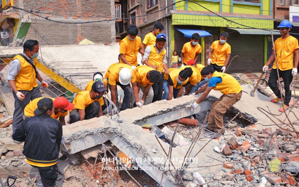 지진피해복구 작업에 함께 힘을 모으고 있는 네팔 성도들