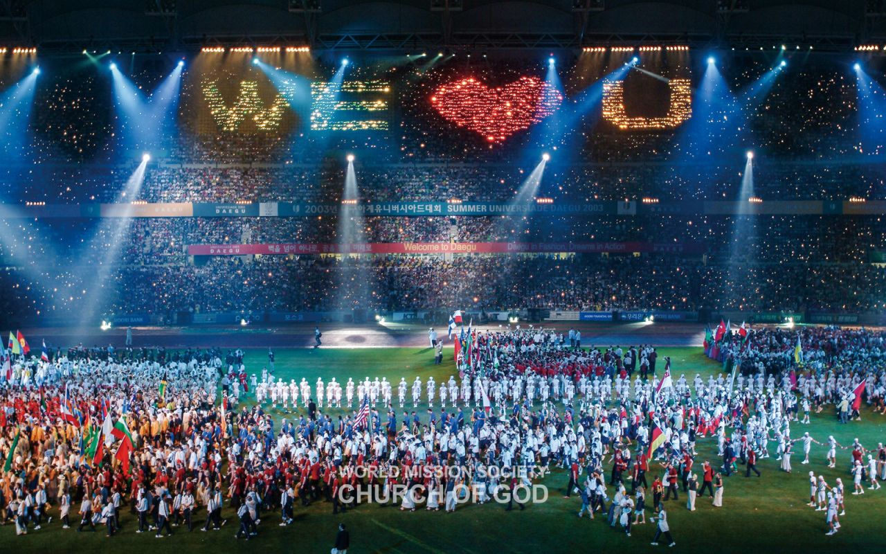 The Church of God Aura Supporters’ performance at the Daegu Universiade 2003.