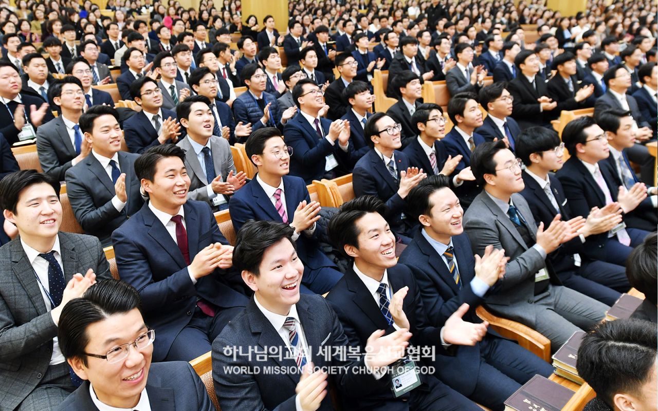 수상자에게 박수를 보내는 시상식 참석자들