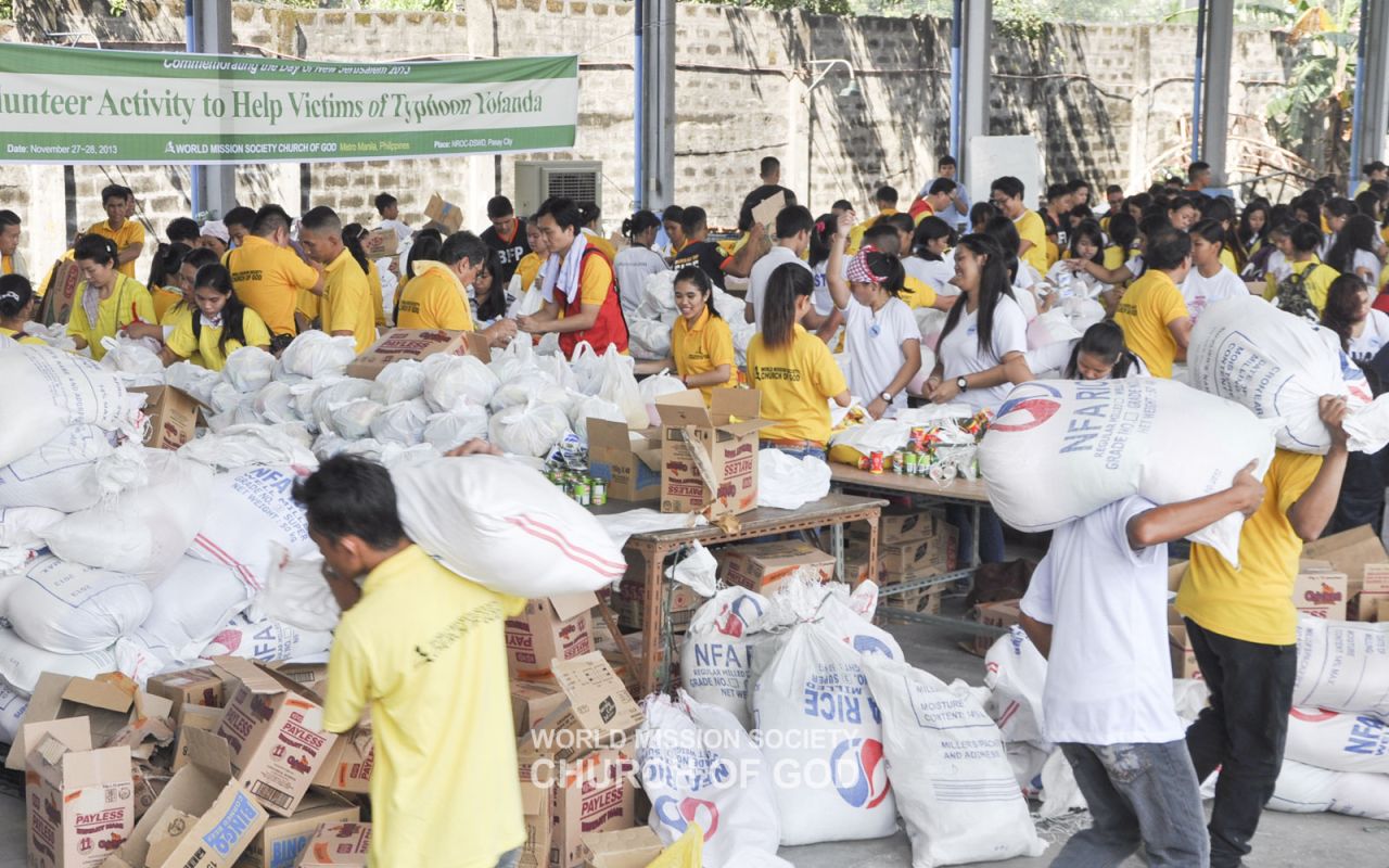 Packaging relief supplies for the Typhoon Haiyan victims
