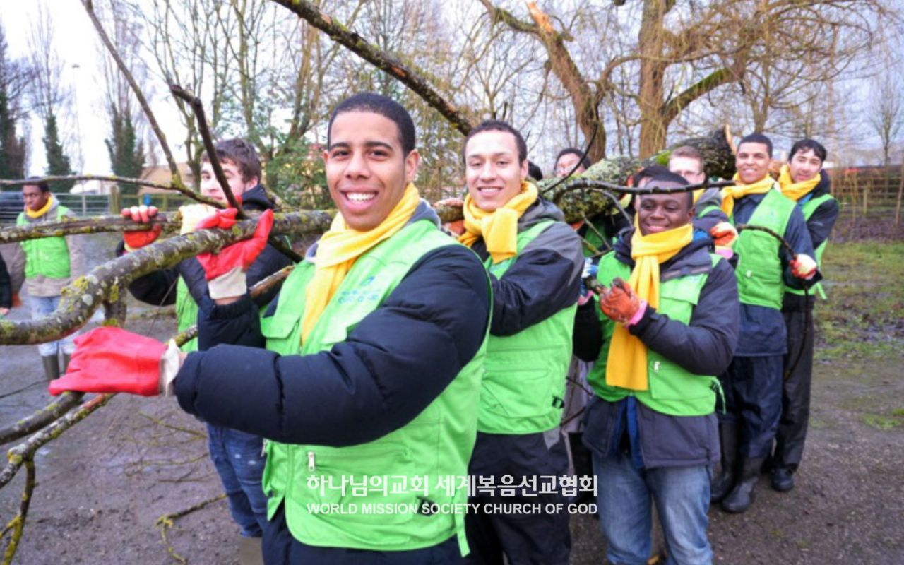 영국 옥스퍼드에서 수해 복구에 힘쓰는 하나님의 교회 성도들