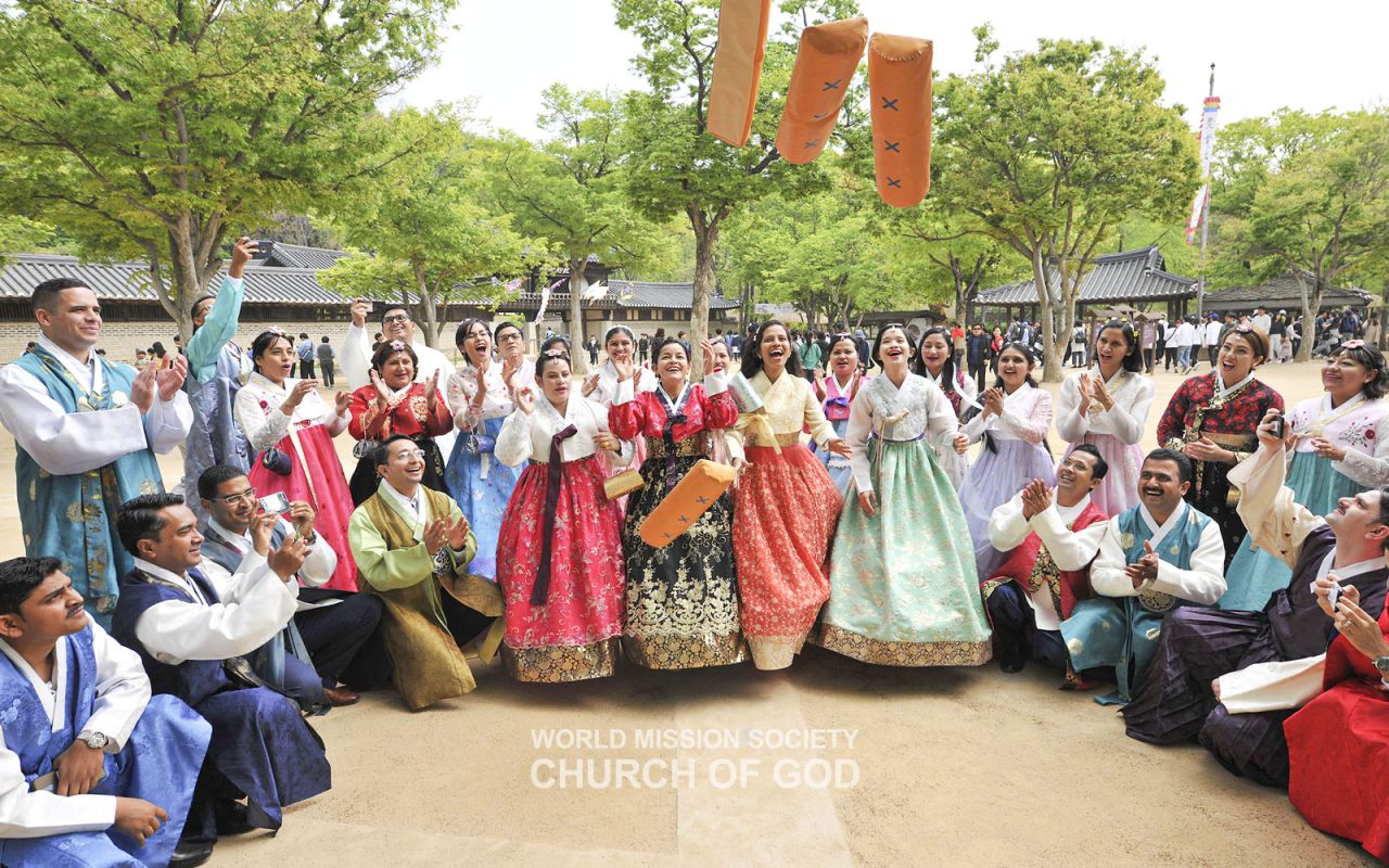 Overseas members experience traditional Korean culture.