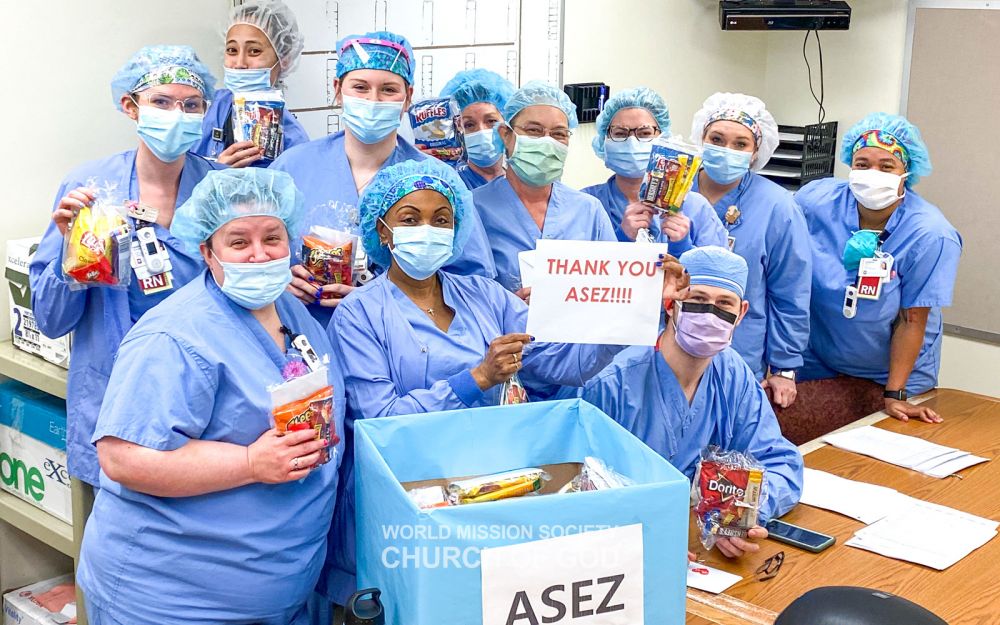 In January 2021, ASEZ members in Indiana, United States, carried out the “Cheer-Up” campaign by delivering letters of gratitude and support kits to Community Hospital North in Indianapolis.