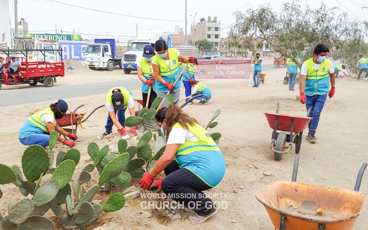 Cleanup at Cahuide Avenue in Trujillo, Peru