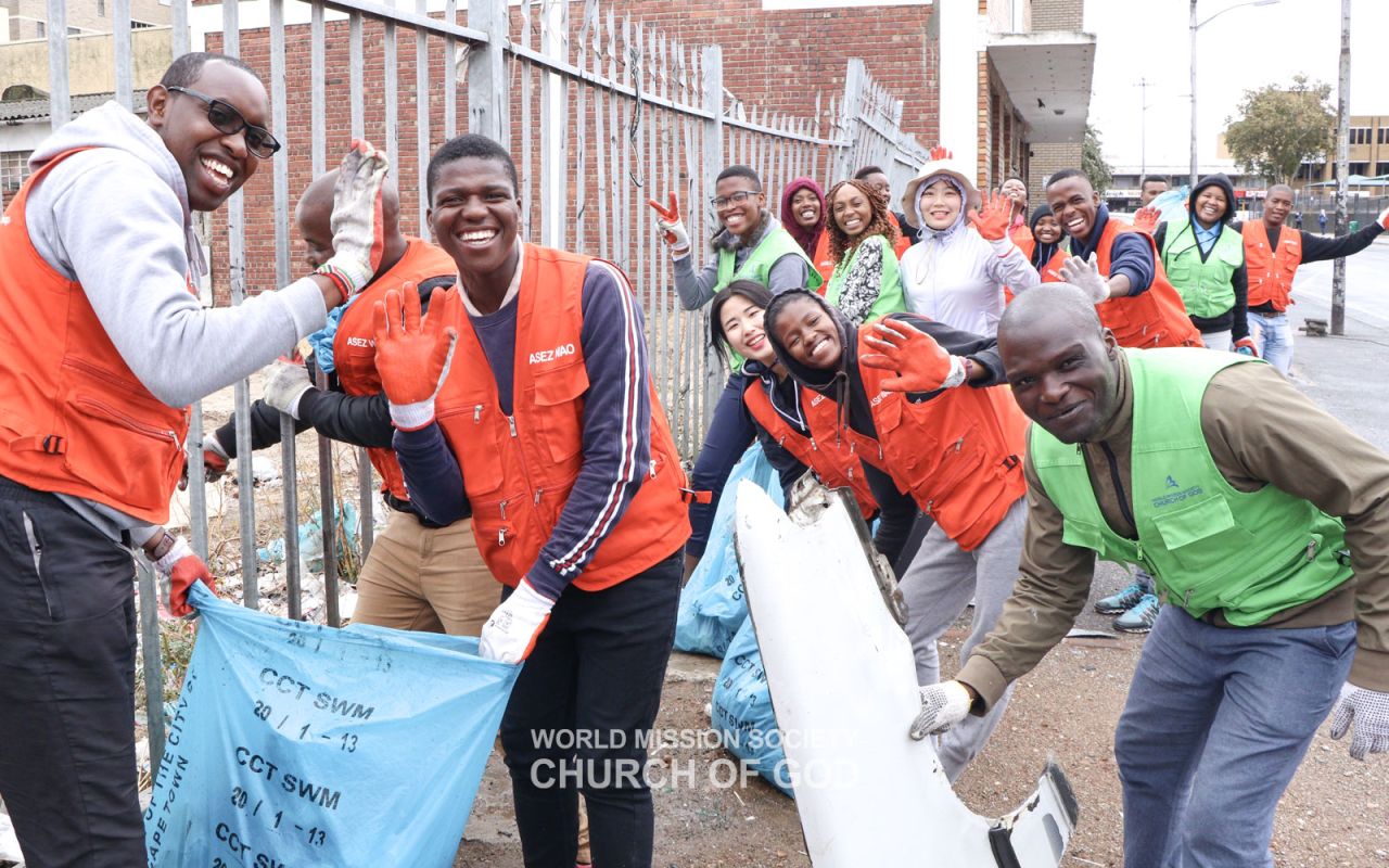 ASEZ WAO members collect plastic waste in Cape Town, South Africa)