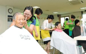 하나님의교회 새예루살렘 시흥성전-경로위안잔치 및 이·미용봉사.jpg