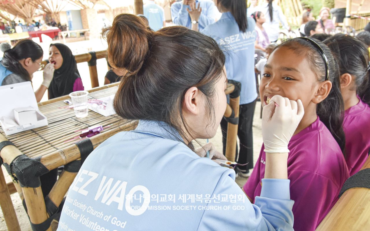 말레이시아 쿠알라룸푸르에 간 회원들이 부킷 타돔 오랑 아슬리 학교 학생들에게 올바른 양치법을 교육하고 있다.