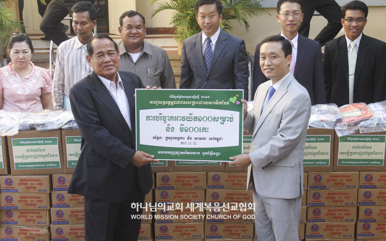Relief goods delivered to flood victims in Kampong Cham, Cambodia