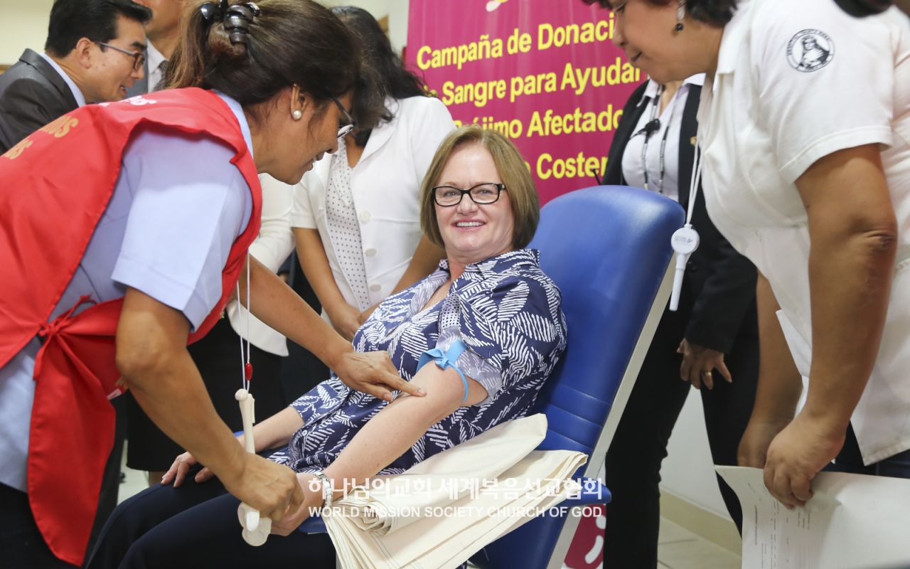 페루 포셋 하나님의 교회 헌혈릴레이에 당시 페루 영부인이 참여해 헌혈자들을 격려했다.