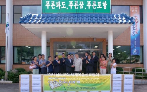 포항북구 하나님의 교회 성도들이 농촌 지역 아동·청소년을 위해 죽장면사무소에 도서 1500권을 기증했다.