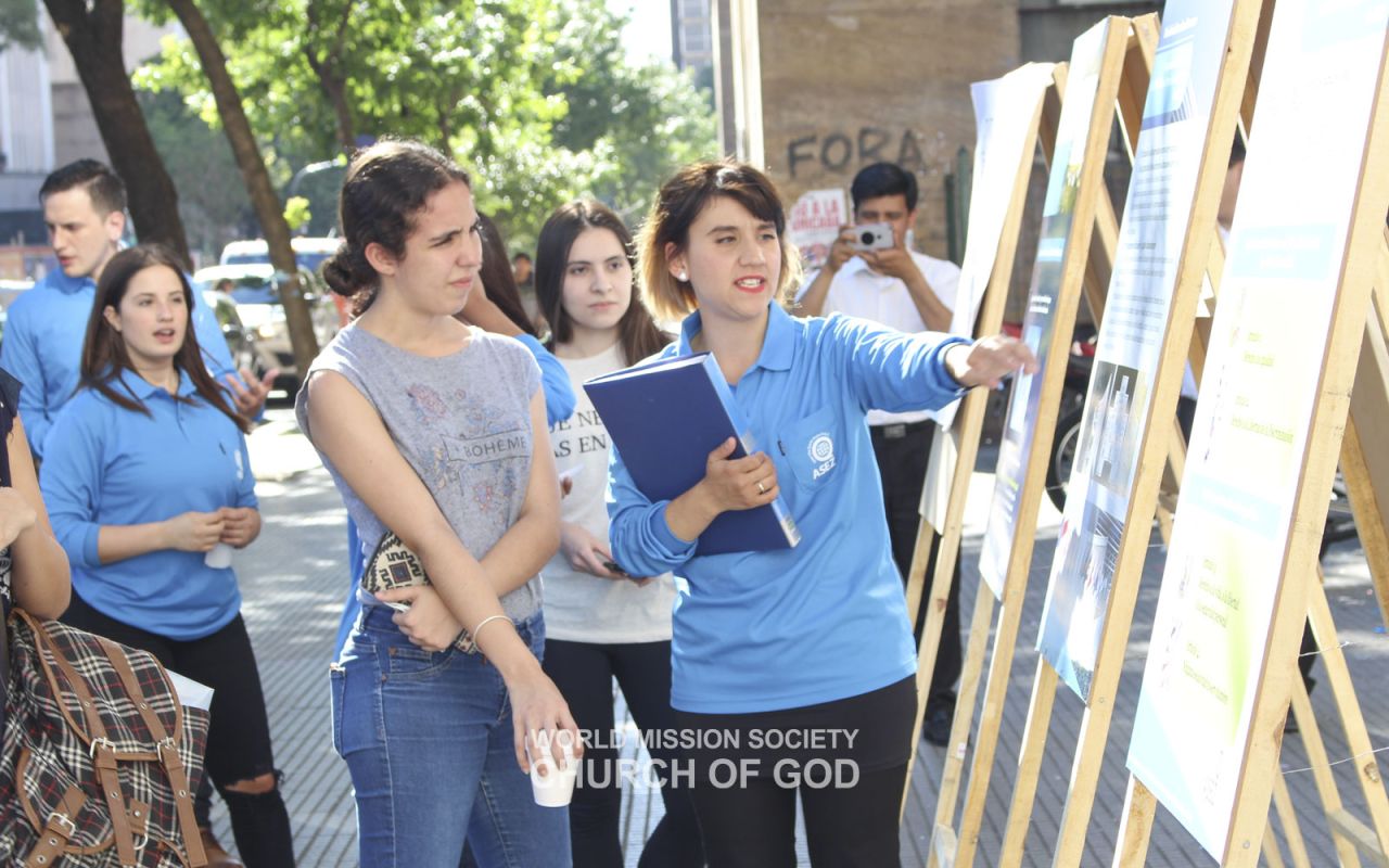 Argentine members lead a human rights awareness campaign for Human Rights Day.