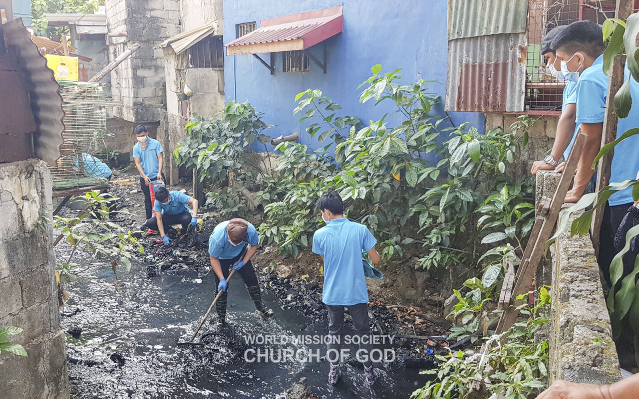Members from Kalookan, the Philippines, clean up a stream in Sangandaan, Barangay.