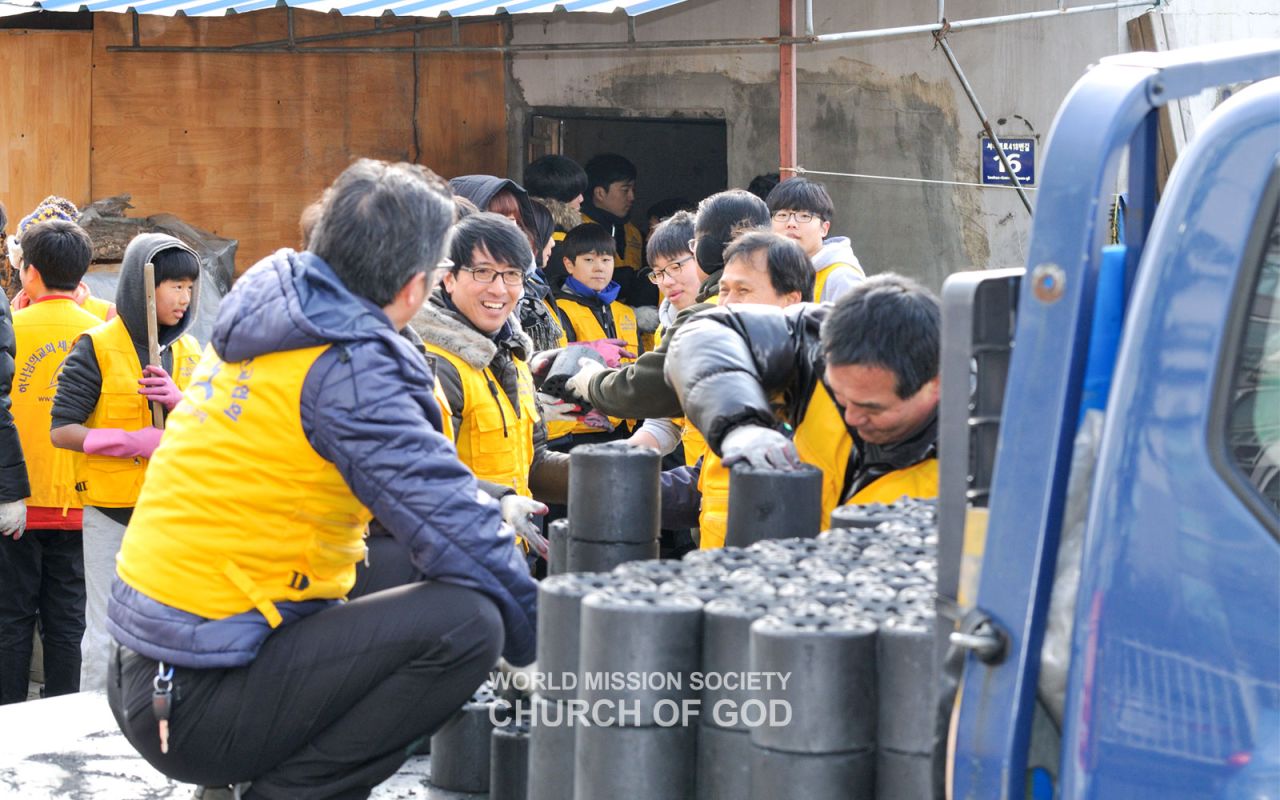 Estudantes da Igreja de Deus em Nakseom, Incheon, distribuem briquetes de carvão.