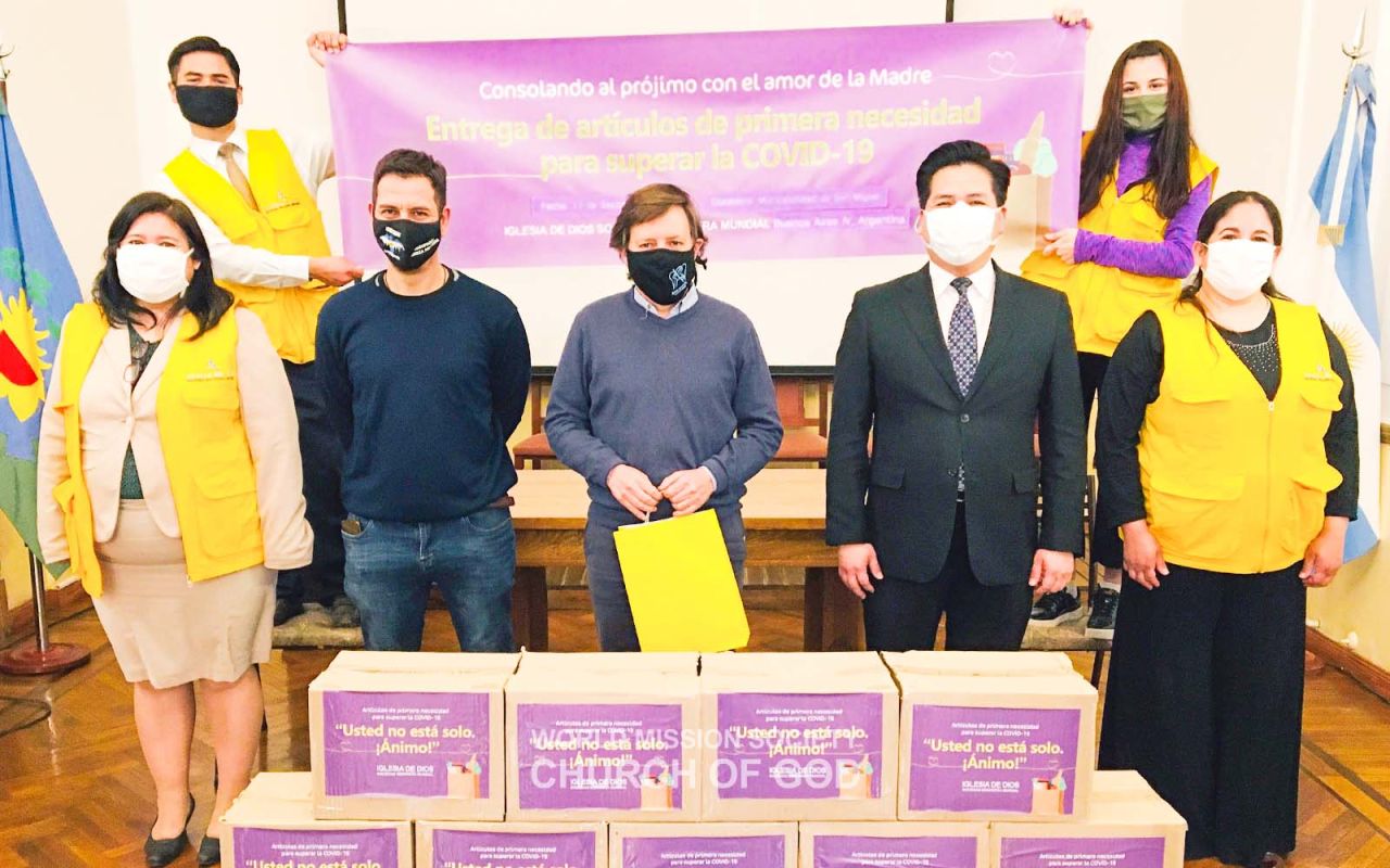 The Church of God members in Argentina prepare daily necessities for their neighbors during the COVID-19 pandemic.