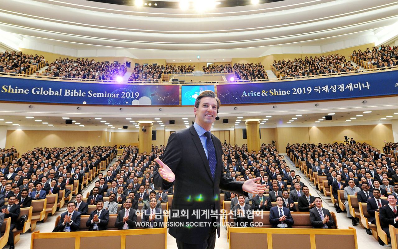 A member of the Church of God in Berlin, Germany, gives a presentation at the Global Bible Seminar in Korea.