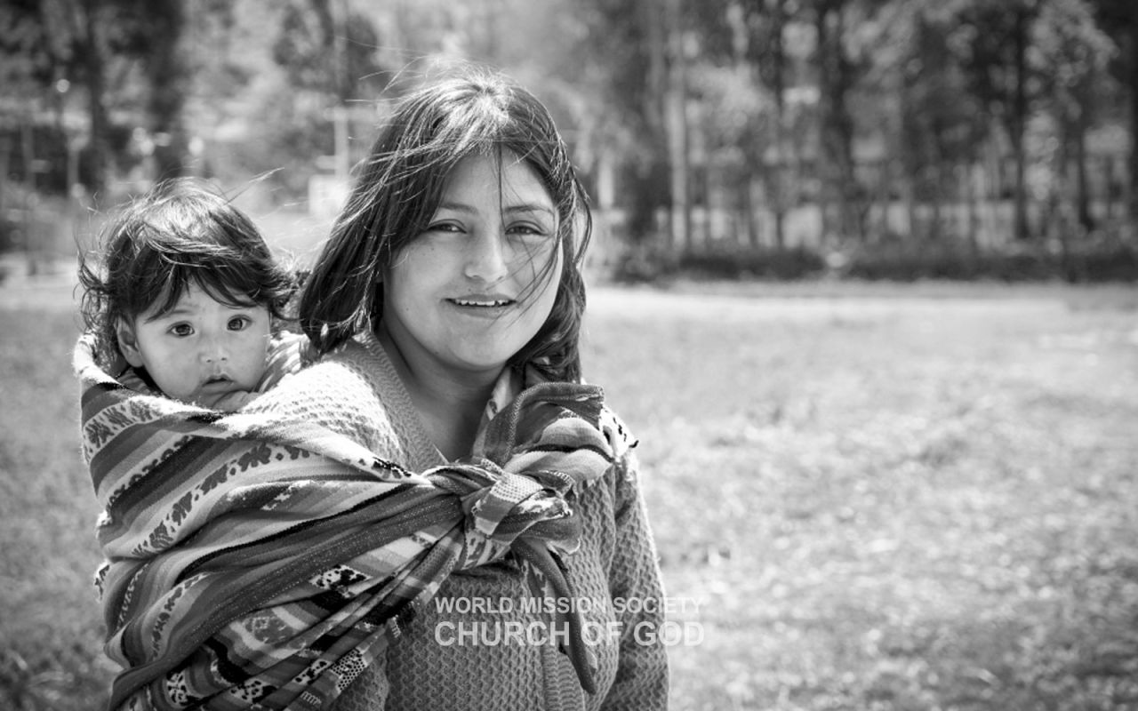 페루 '우리 어머니' 글과 사진전 전시 작품 〈추억〉. 페루의 전통 직물 '이크야'로 아이를 업고 미소 짓는 어머니의 모습이다.