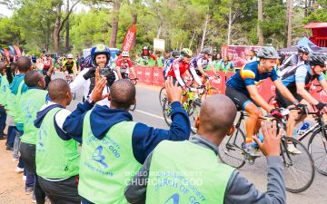 사이클투어 서포터즈에 나선 남아프리카공화국 케이프타운 하나님의 교회 성도들