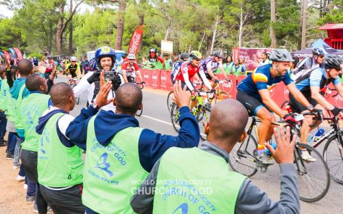 사이클투어 서포터즈에 나선 남아프리카공화국 케이프타운 하나님의 교회 성도들