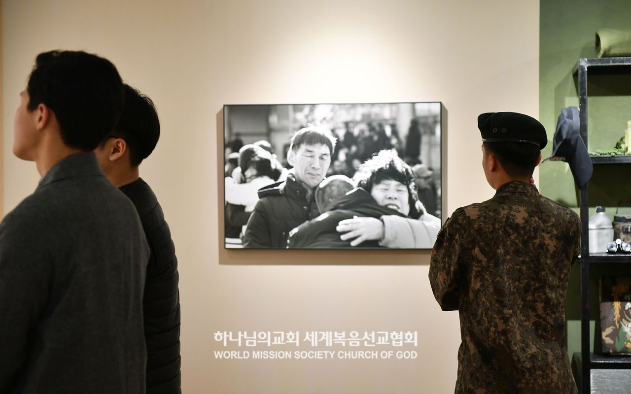 A soldier on vacation visits the “Father’s True Heart” Exhibition.