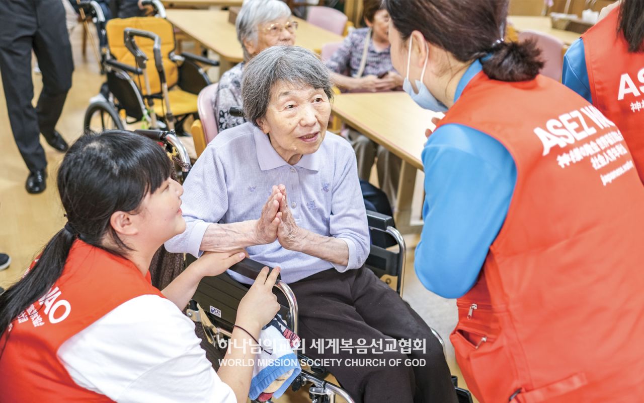 일본 오사카에 간 한국 회원들이 현지 회원들과 조난 케어센터를 찾아 시설을 청소하고 어르신들과 단란한 시간을 보냈다.