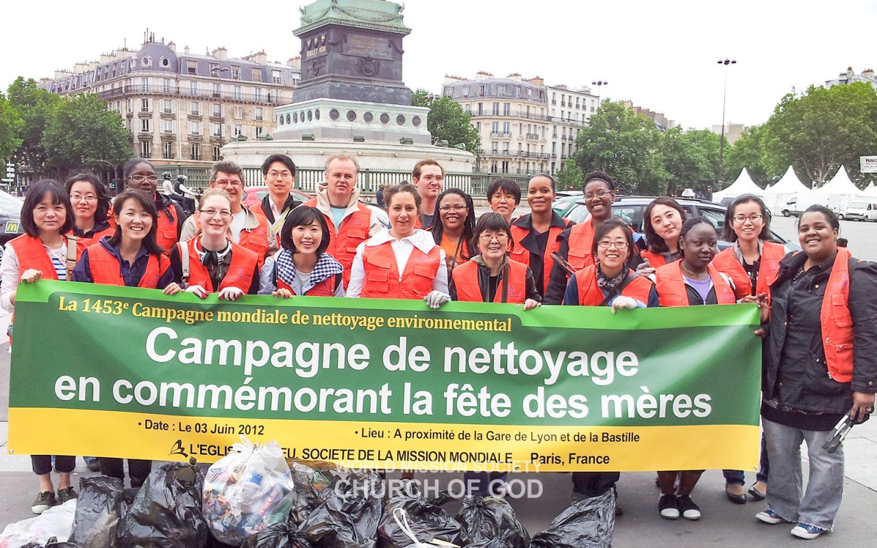The 1,453rd Worlwide Environmental Cleanup Movement (Place de la Bastille)