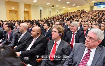 2013 국제 성경 세미나에서 발표를 경청하는 참가자들