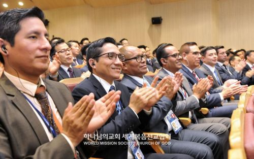 패널 발표를 경청하는 목회자들