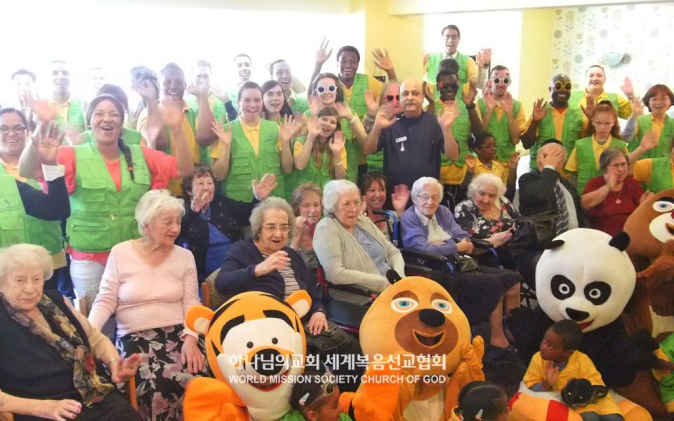 파일:영국 맨체스터 하나님의 교회-양로원 방문.jpg